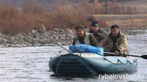 Рыбалка на берегу тихого озера